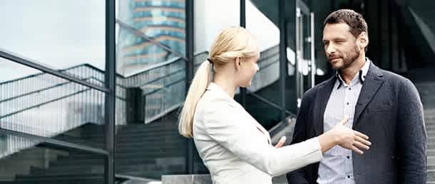 En mand og en kvinde taler sammen på trappen.