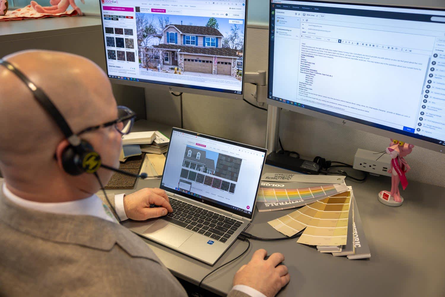 An Owens Corning consultant assistanting a customer on-line with finding just the right shingle color for their home.