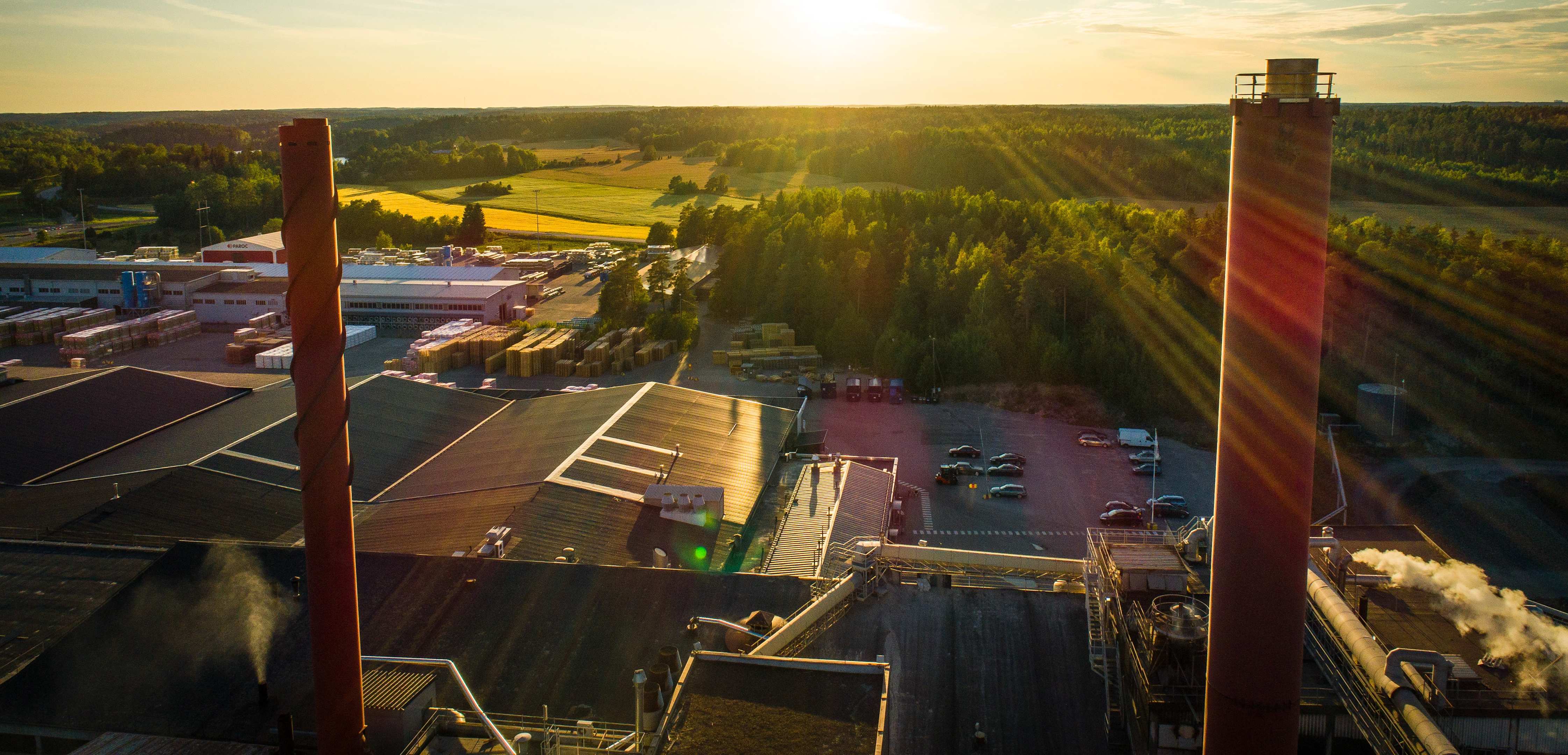 Paroc-fabrik i Parainen med grøn skov i baggrunden