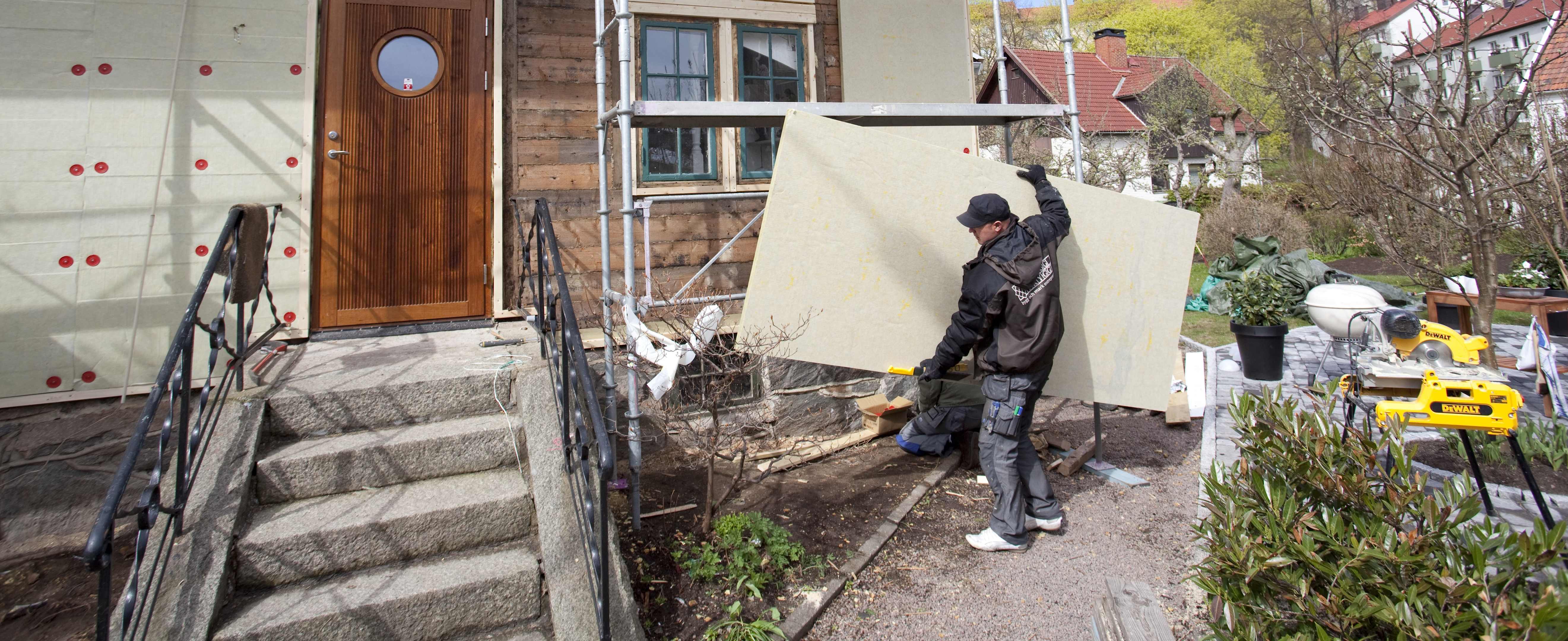 Paroc stenuldsisolering monteres i en bygning af en arbejder