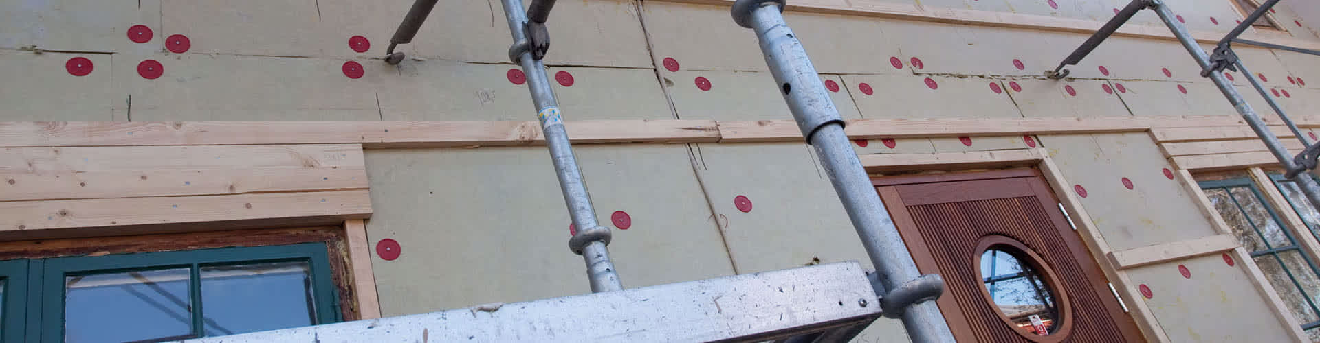 Efterisoler ydervæggen på ydersiden