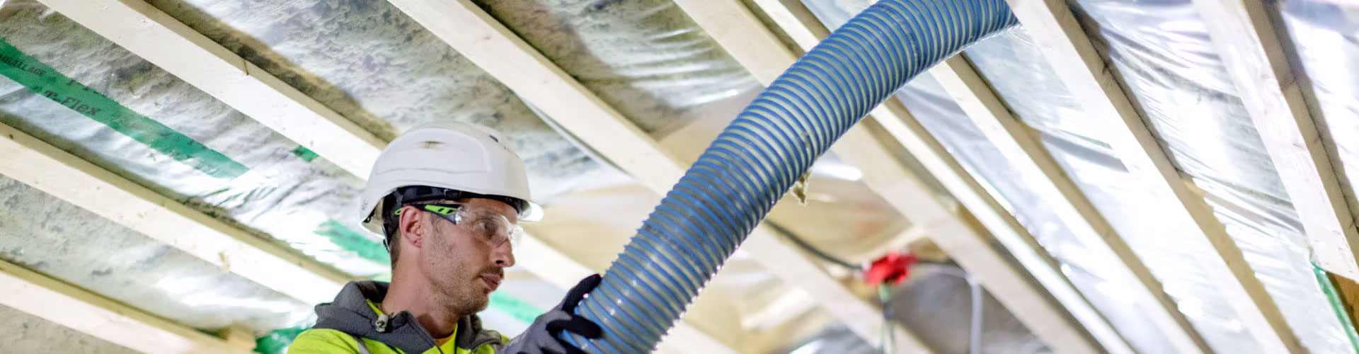 Isoler loftsbjælkelaget med Paroc løsuld