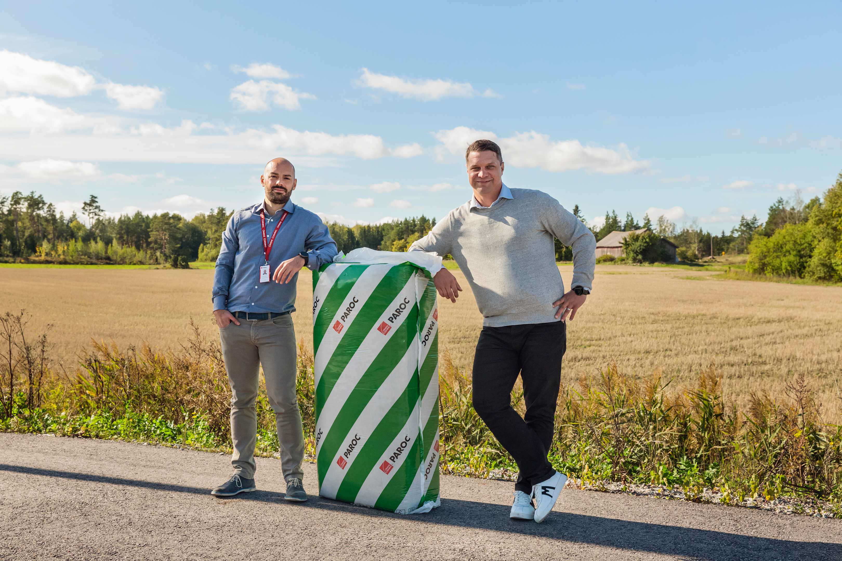 Du Paroc tvarumo specialistai prie Natura Lana akmens vatos pakuotės