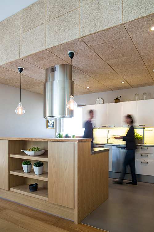 to slørede mennesker, der står i et køkken