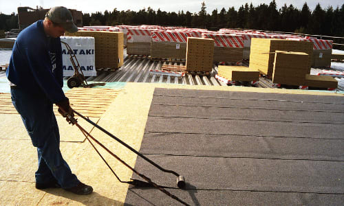 izolacja dachu plaskiego poprawia efektywnosc-energetyczna-budynku