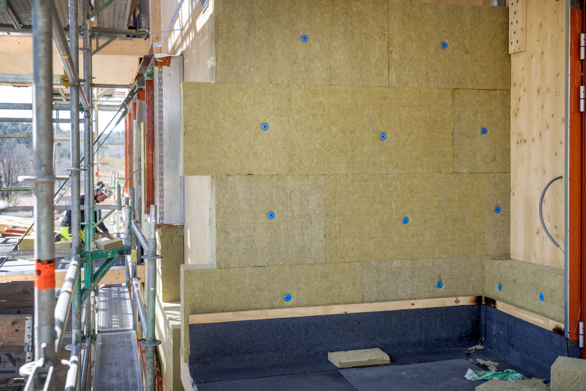 Ventilerad KL-trä fasad med PAROC Tento isolering