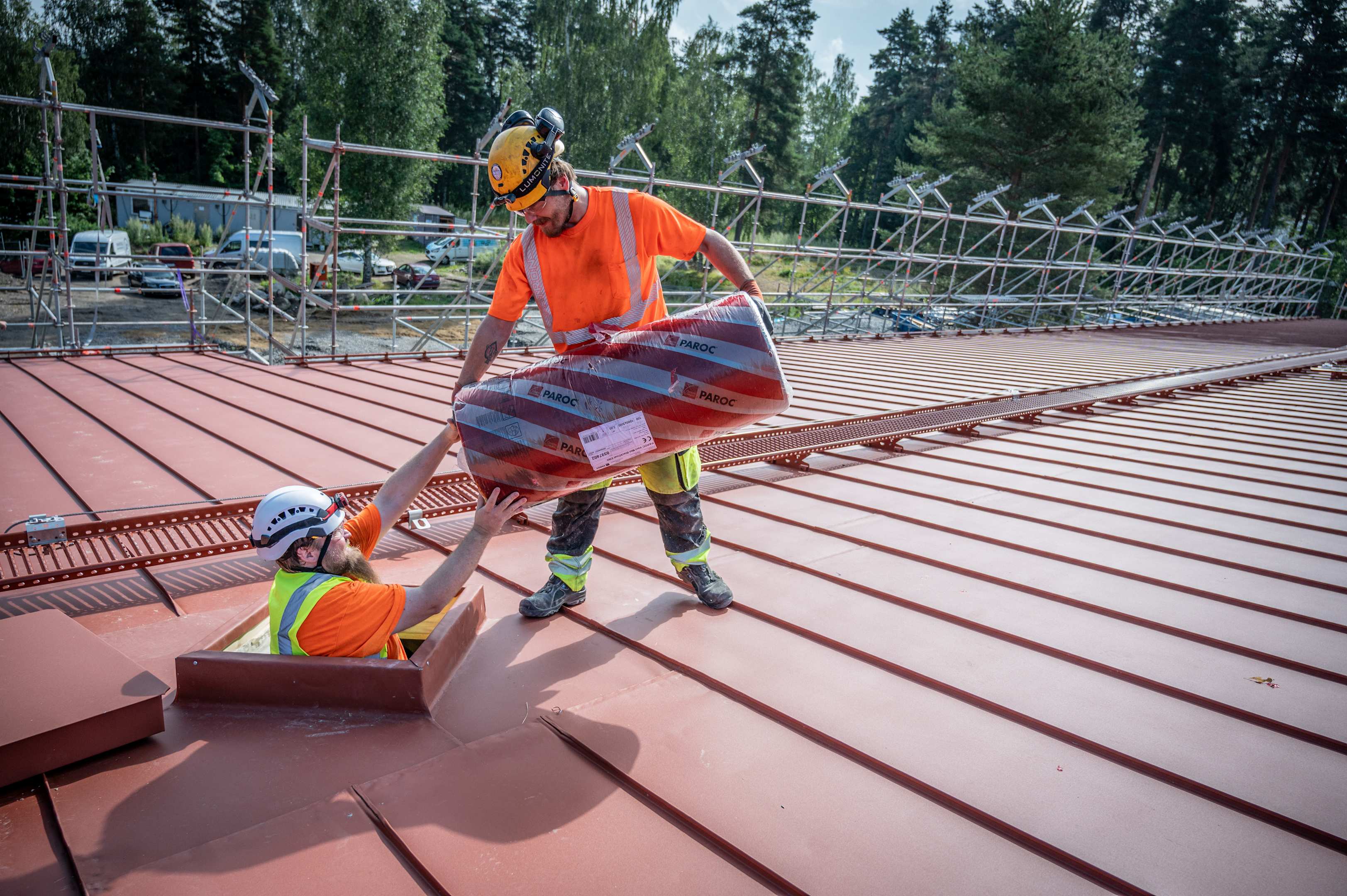Carrying of PAROC Vect Mat on Roof