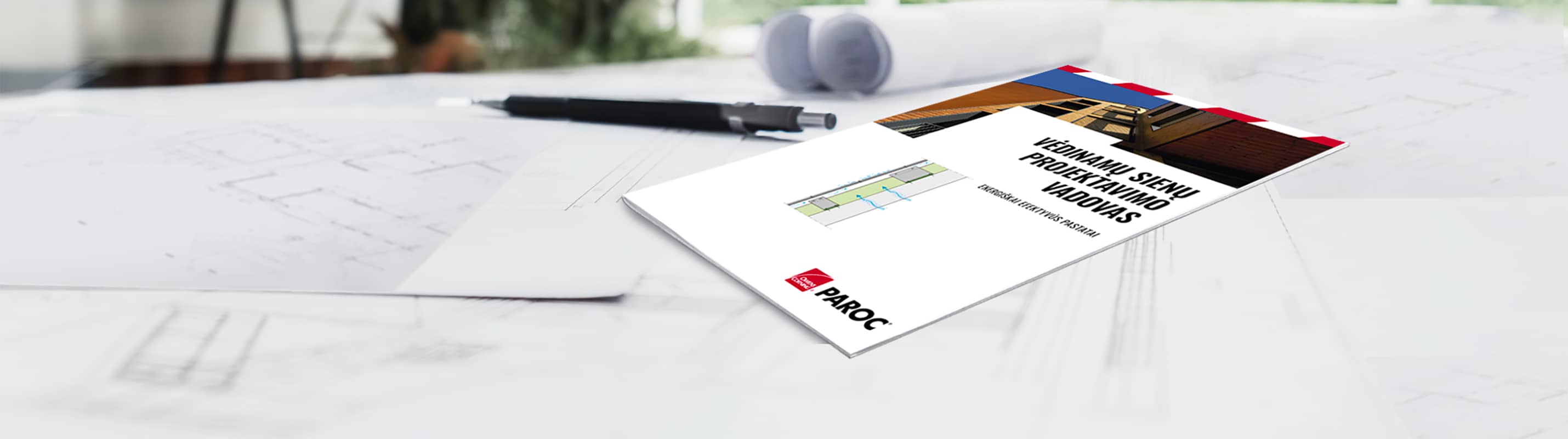 Vėdinamų sienų projektavimo vadovas, gulintis ant brėžinių, su tušinuku šalia