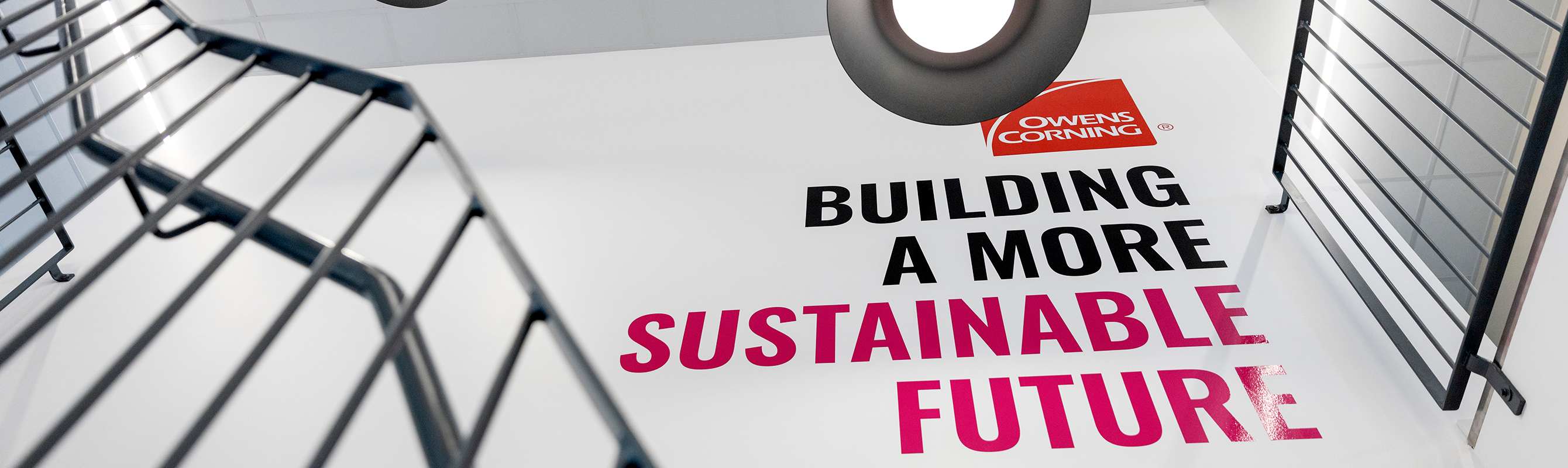 tryck på väggen i trappa