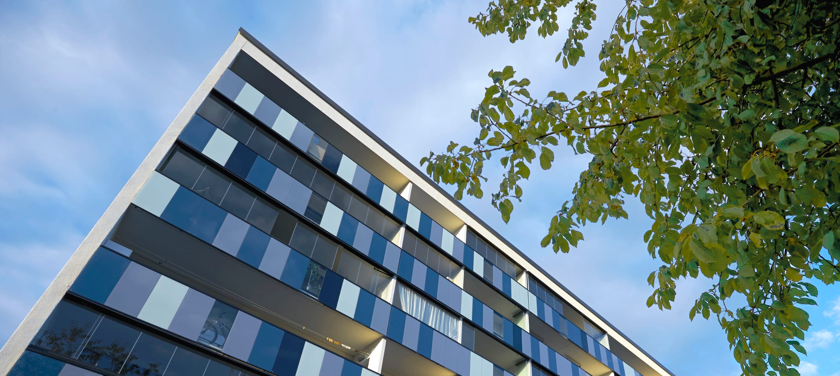 Multi-story building with ventilated facade