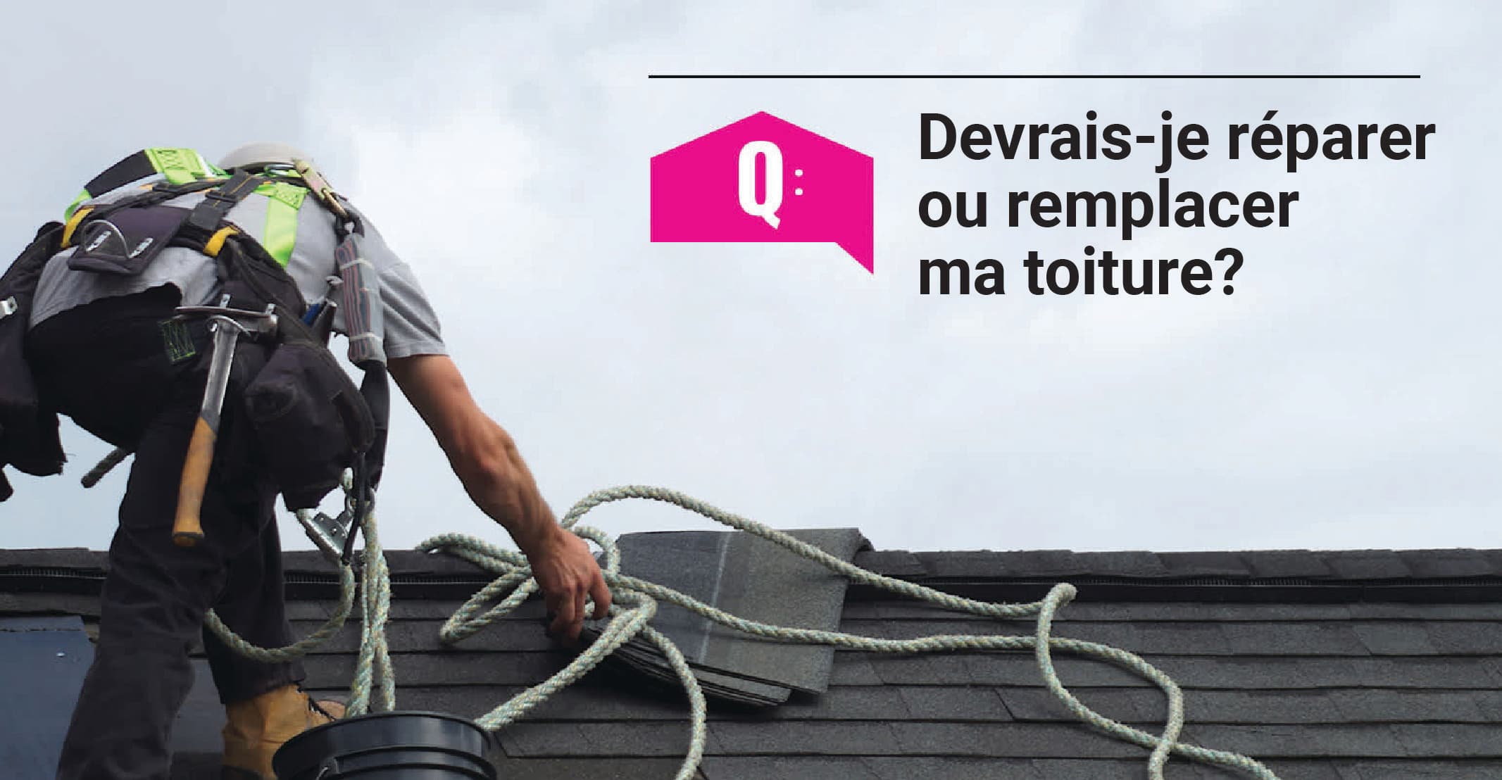 Un entrepreneur travaillant au sommet d'un toit