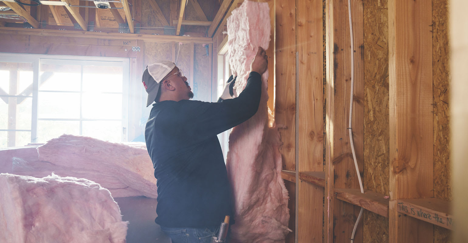 Photo d'un entrepreneur installant l'isolant Owens Corning