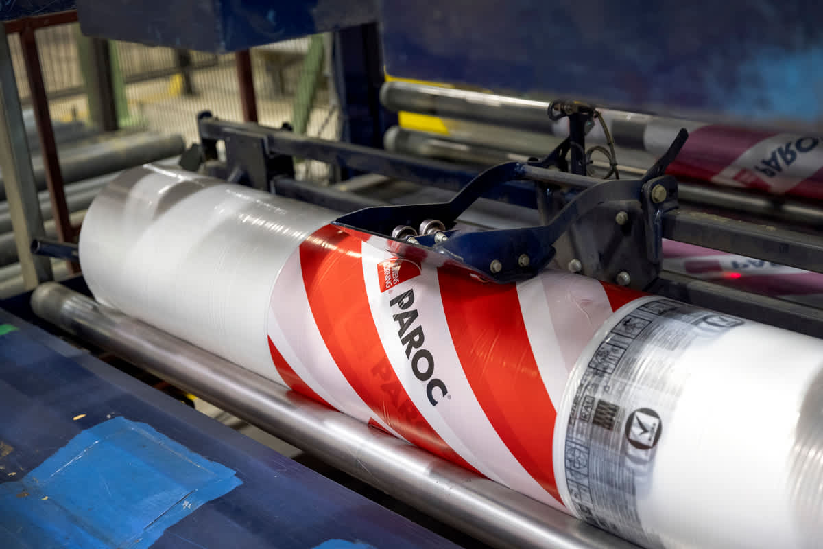 plastpakendi rull, mis on ühendatud tehase tootmisliiniga