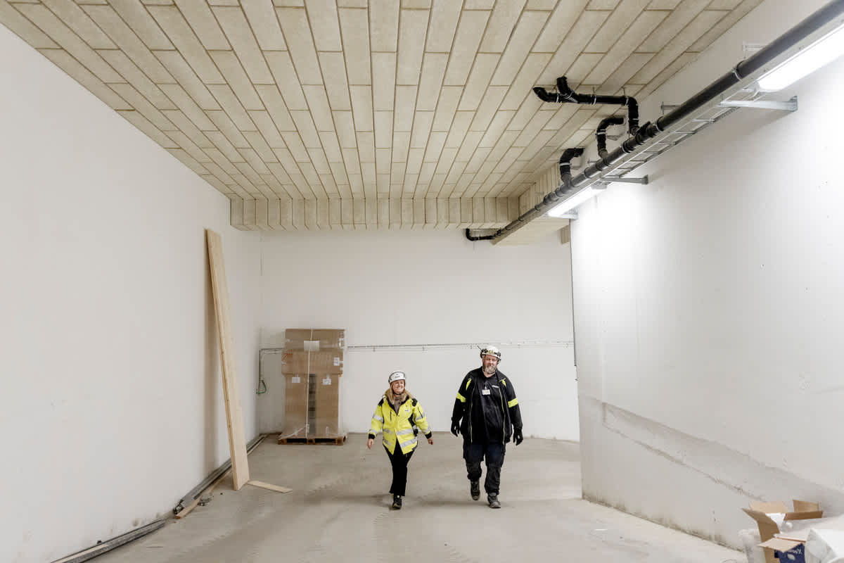 PAROC CGL 20cy Undertakslameller är installerade i ett parkeringsgarage.