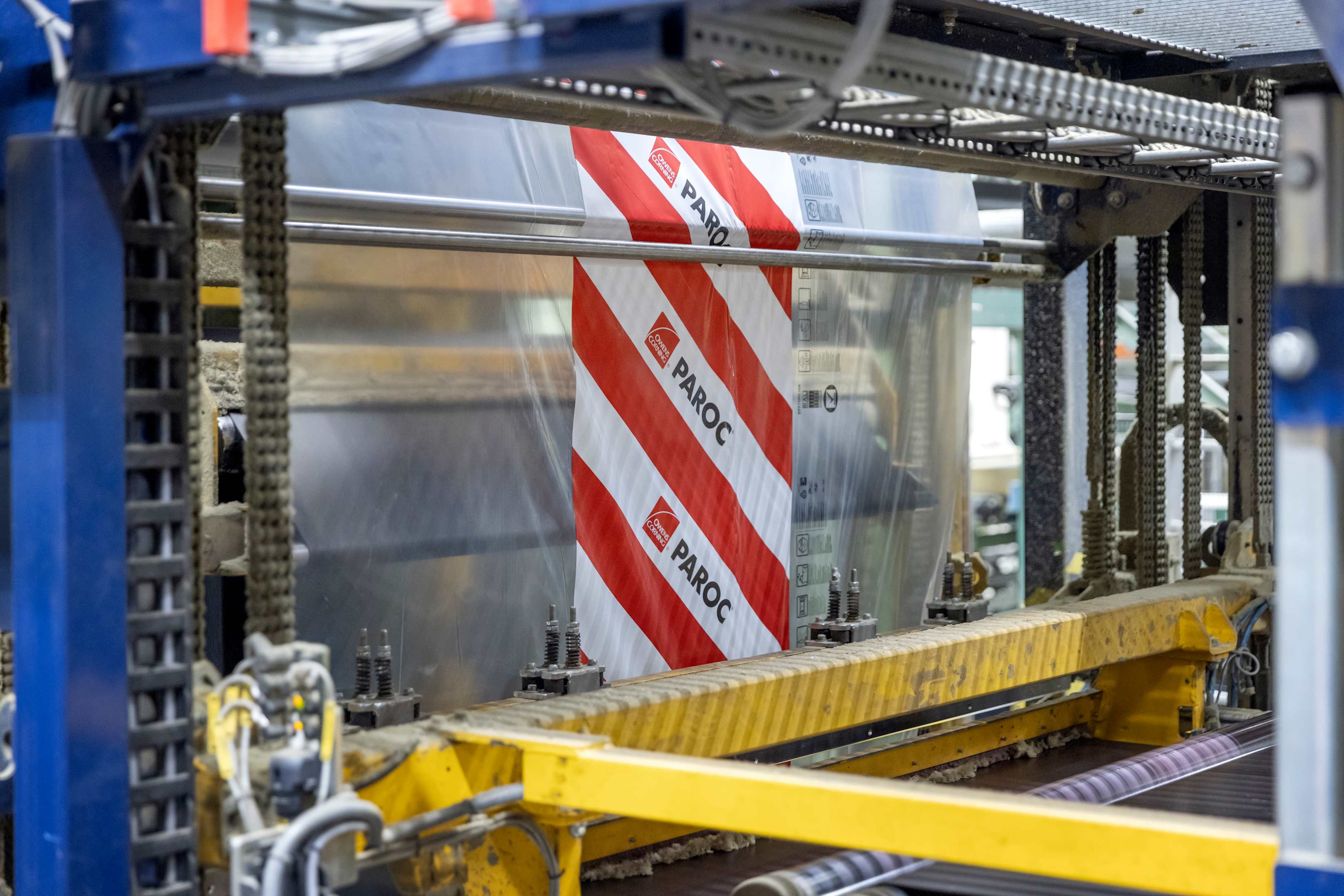 Den nye, genanvendelige plastik er blevet udskiftet i maskinen med den gamle.