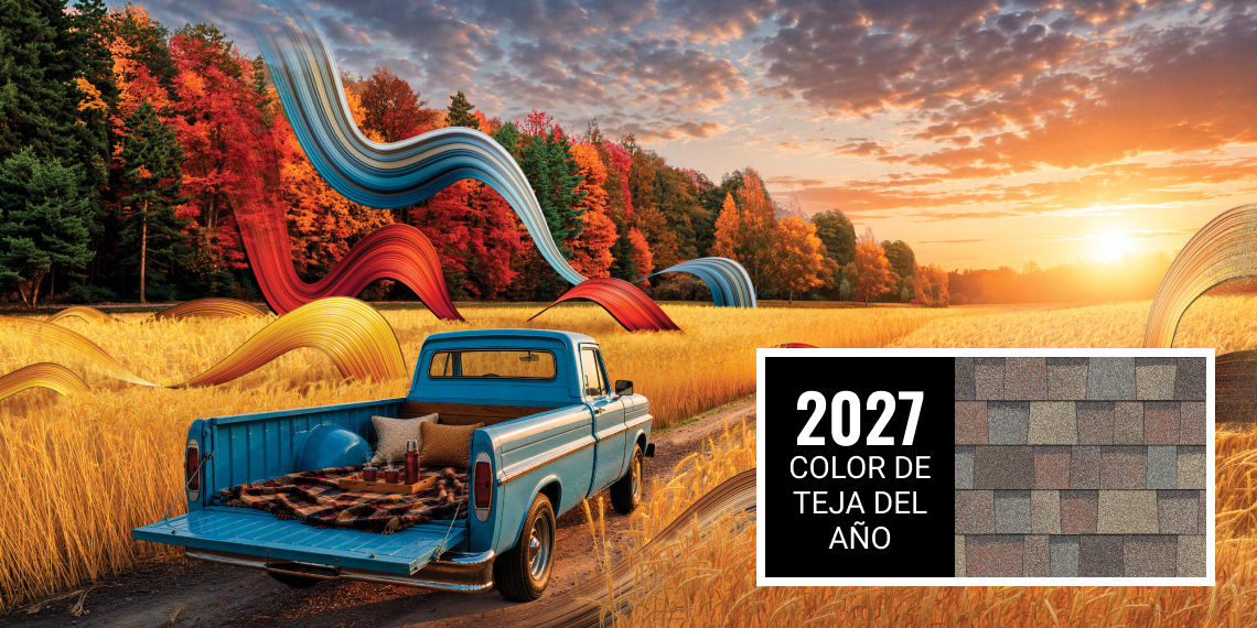 Una escena que muestra un camión de color azul brillante circulando por un camino de tierra en un campo dorado rodeado de árboles otoñales, junto al color de tejas del año 2027 de Owens Corning: Summer Harvest.