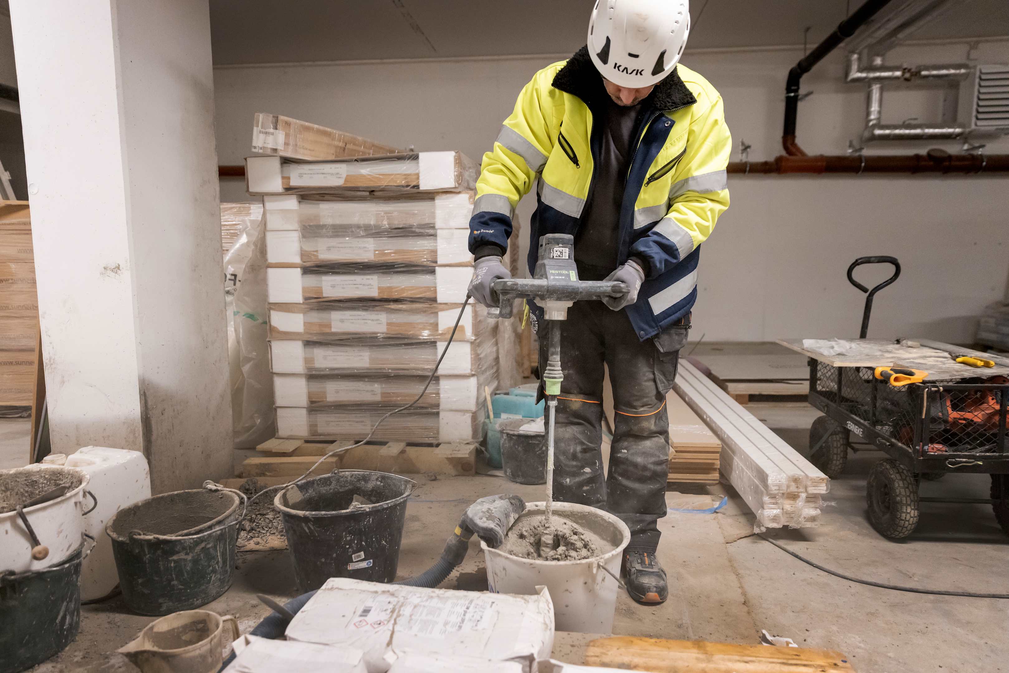 rozrabianie kleju do montazu izolacji