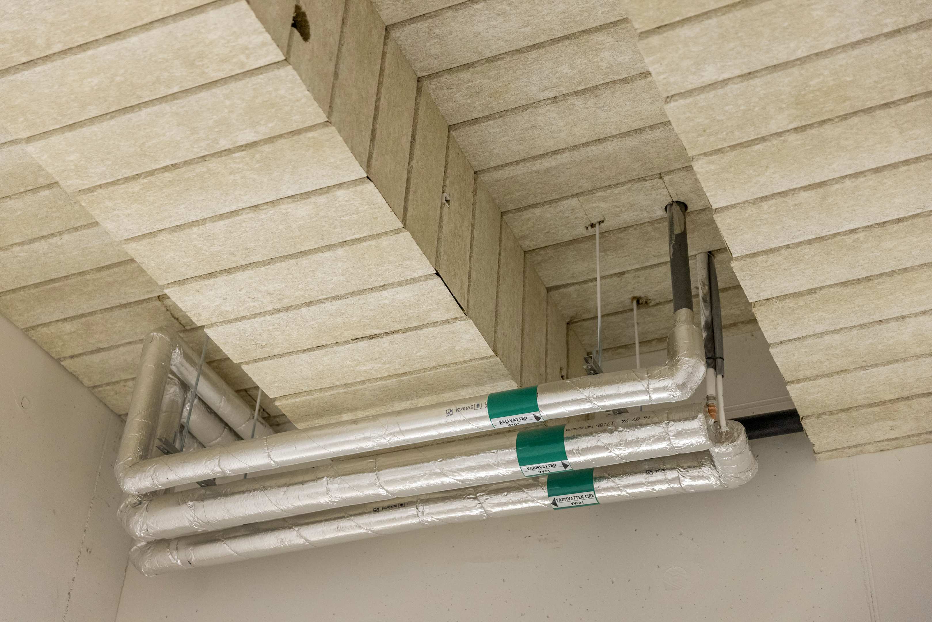 PAROC CGL 20cy Undertakslameller är installerade i en källare. 