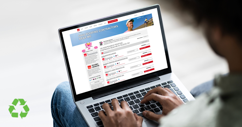 Mujer en una computadora portátil, navegando por el sitio web Find a Contractor de Owens Corning